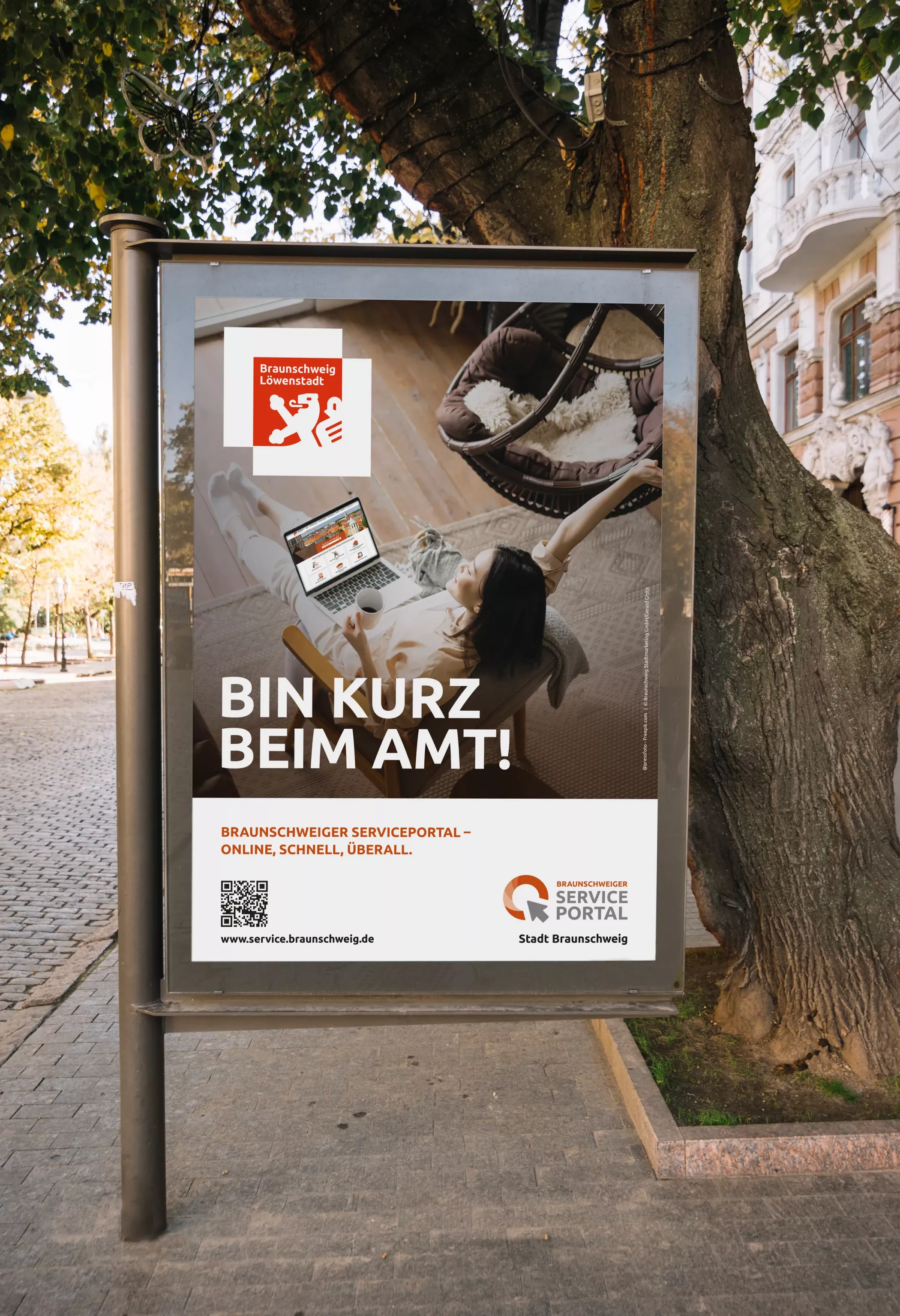 Ein Aufsteller zeigt ein Plakat der Kampagne 