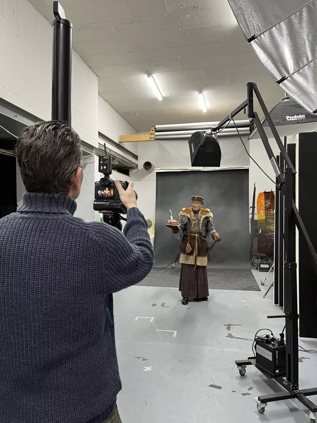 Ein Mann wird von Fotograf Hanno Keppel fotografiert.