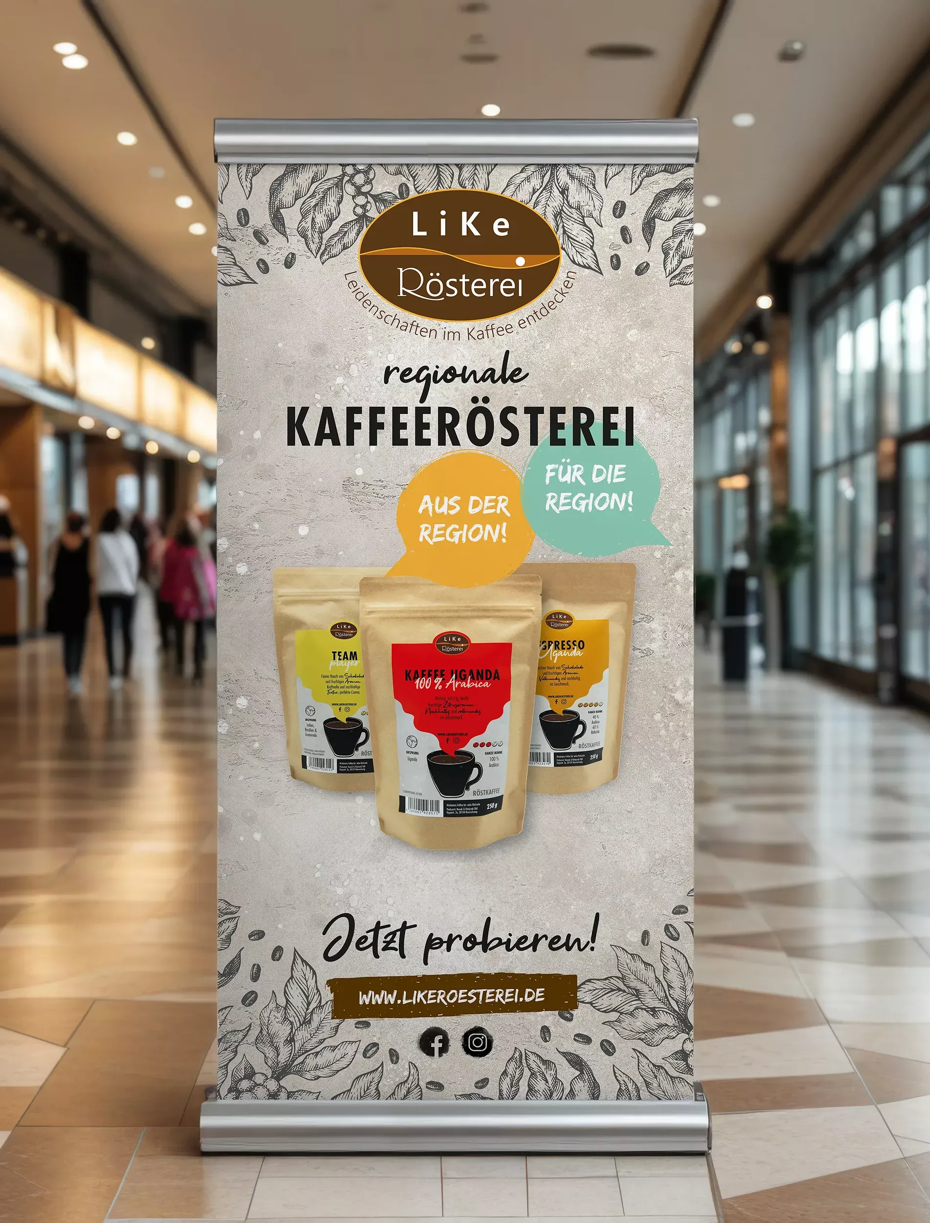 Ein Roll-Up von der Kaffeerösterei LiKe aus Braunschweig steht auf einer großen Verkaufsfläche.