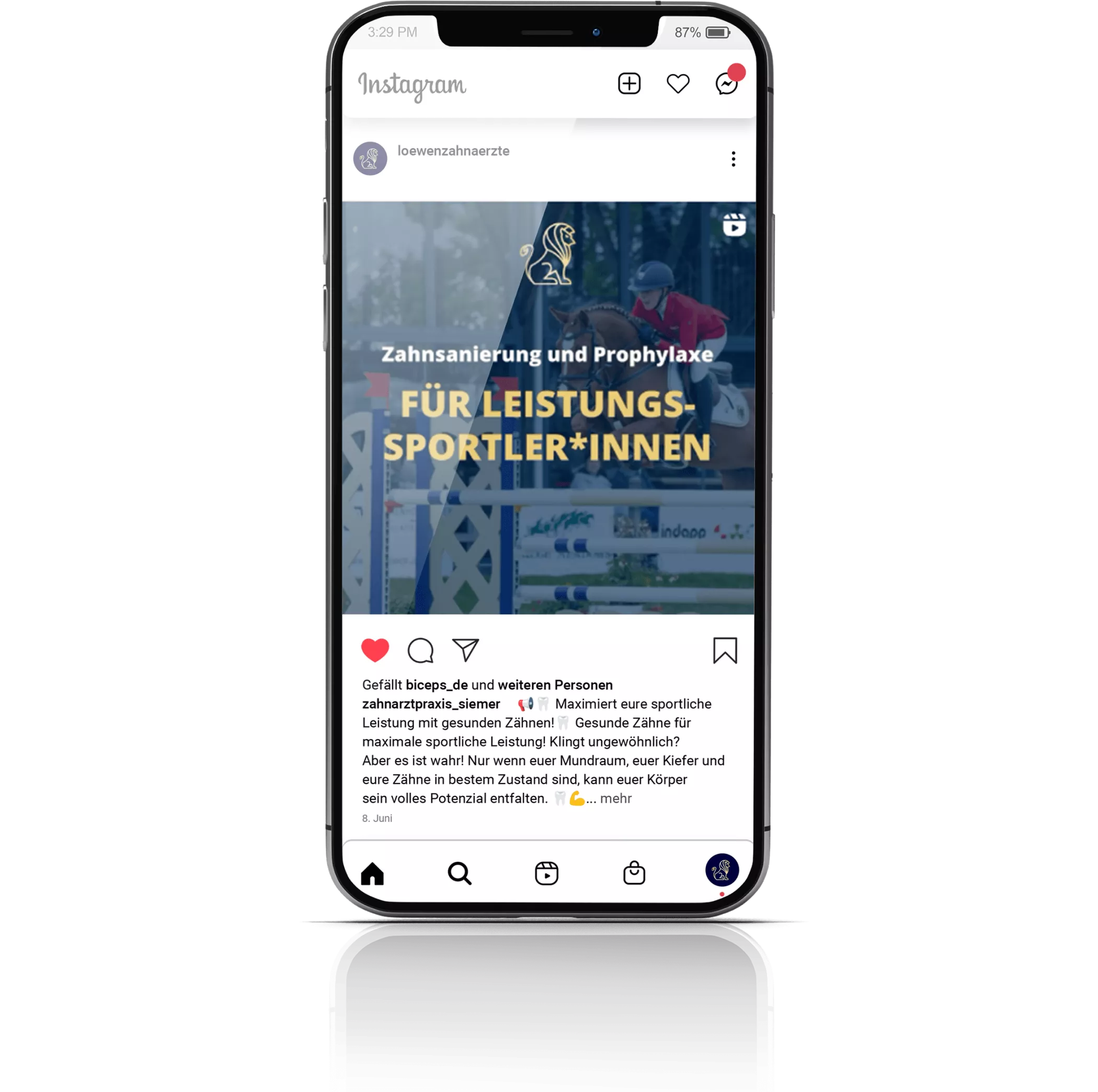 Ein Smartphone zeigt einen Instagram-Beitrag der Löwenzahnärzte.
