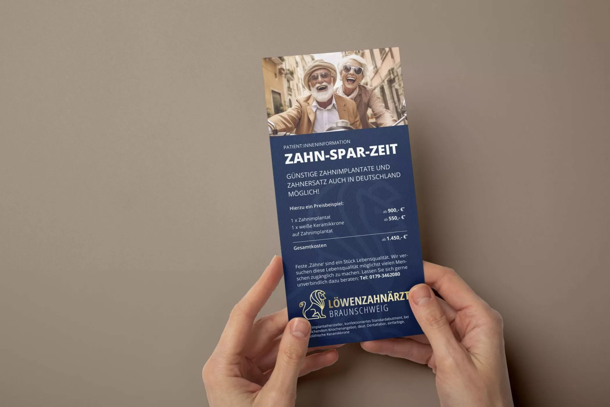 Eine Person hält einen Flyer über Zahnarztangebote in der Hand.