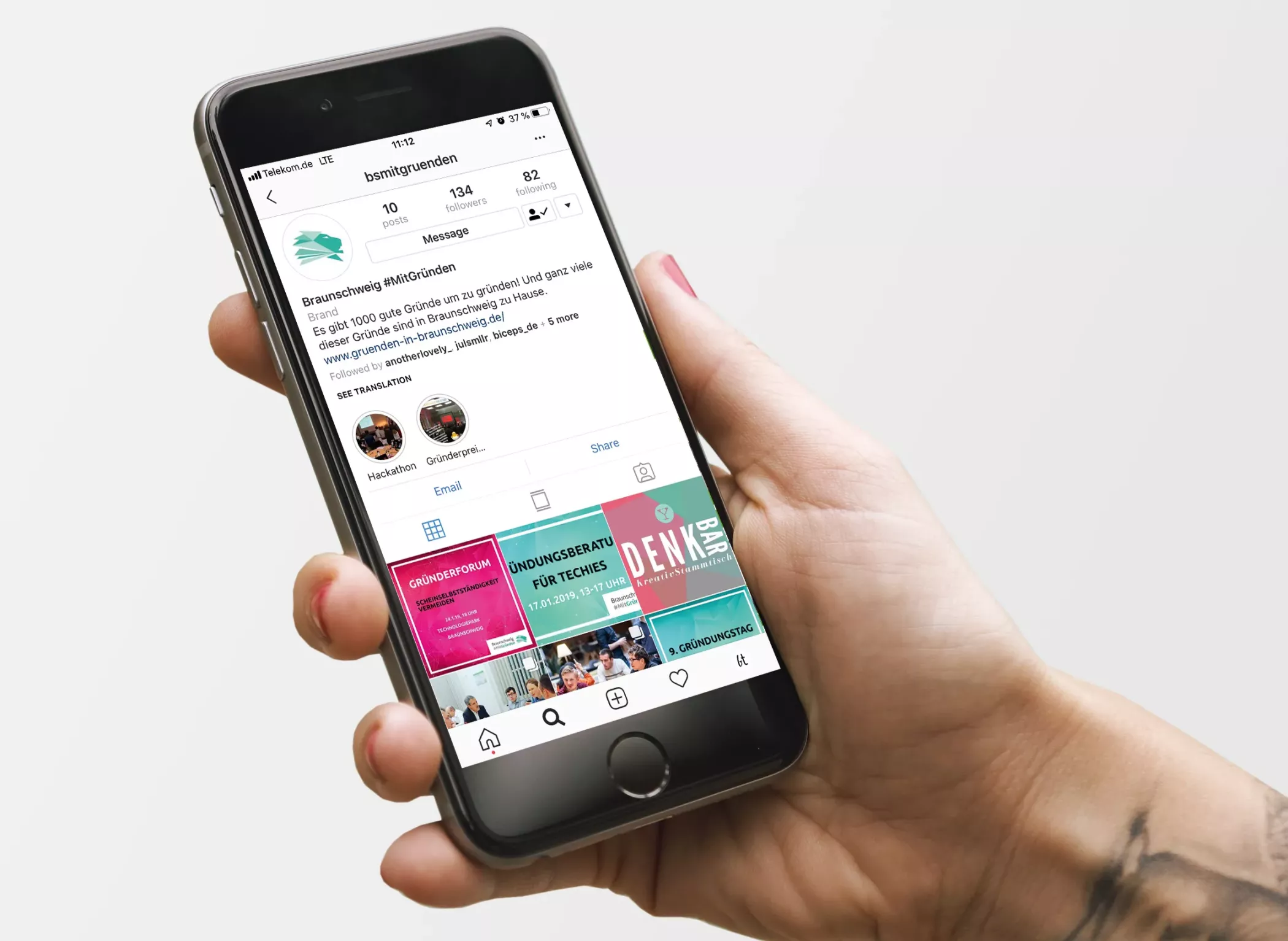 Eine Person hält ein Handy in der Hand, auf dem der Instagram-Kanal von #MitGründen abgebildet ist.