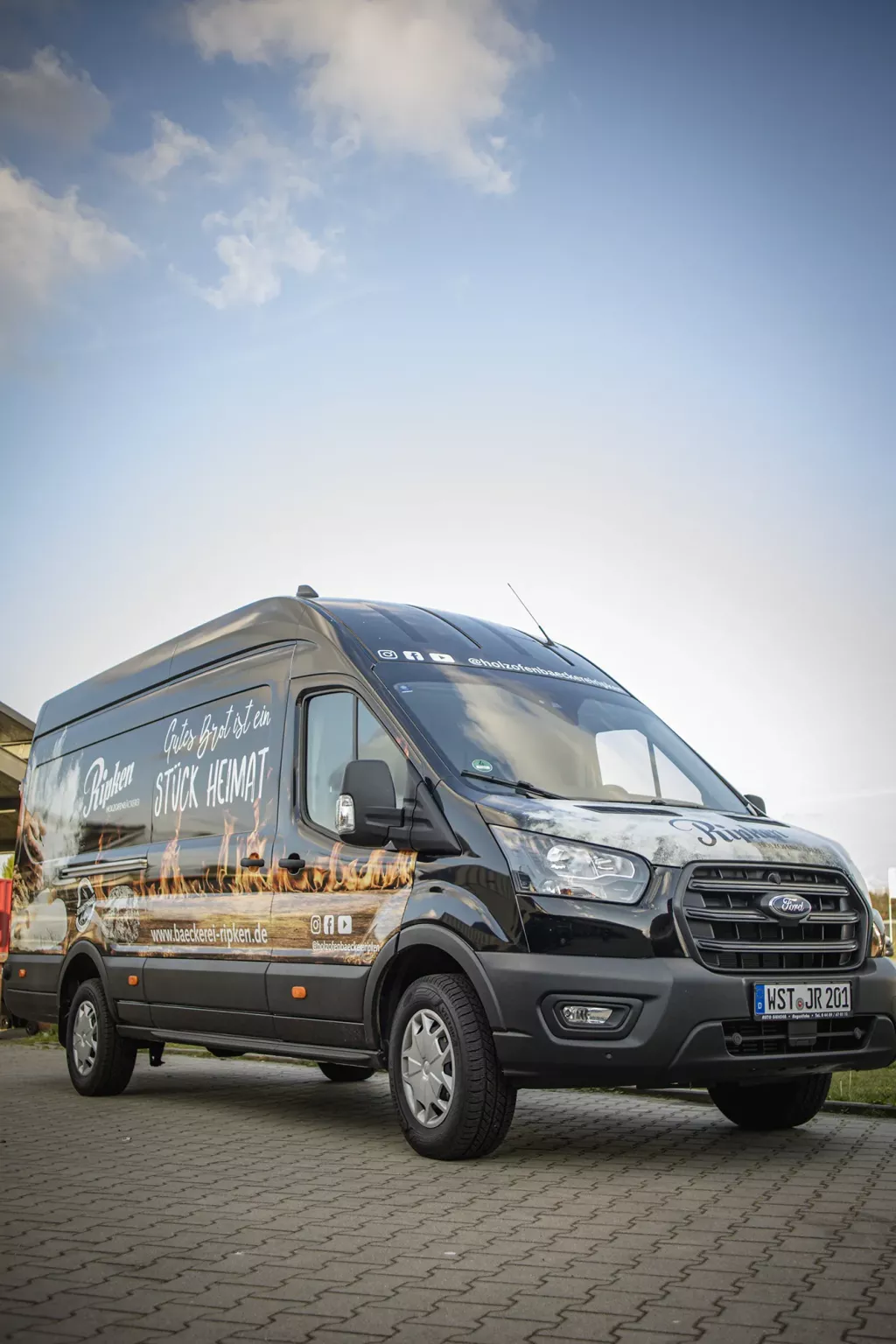 Ein Transporter ist mit dem Design der Holzofenbäckerei Ripken foliert.