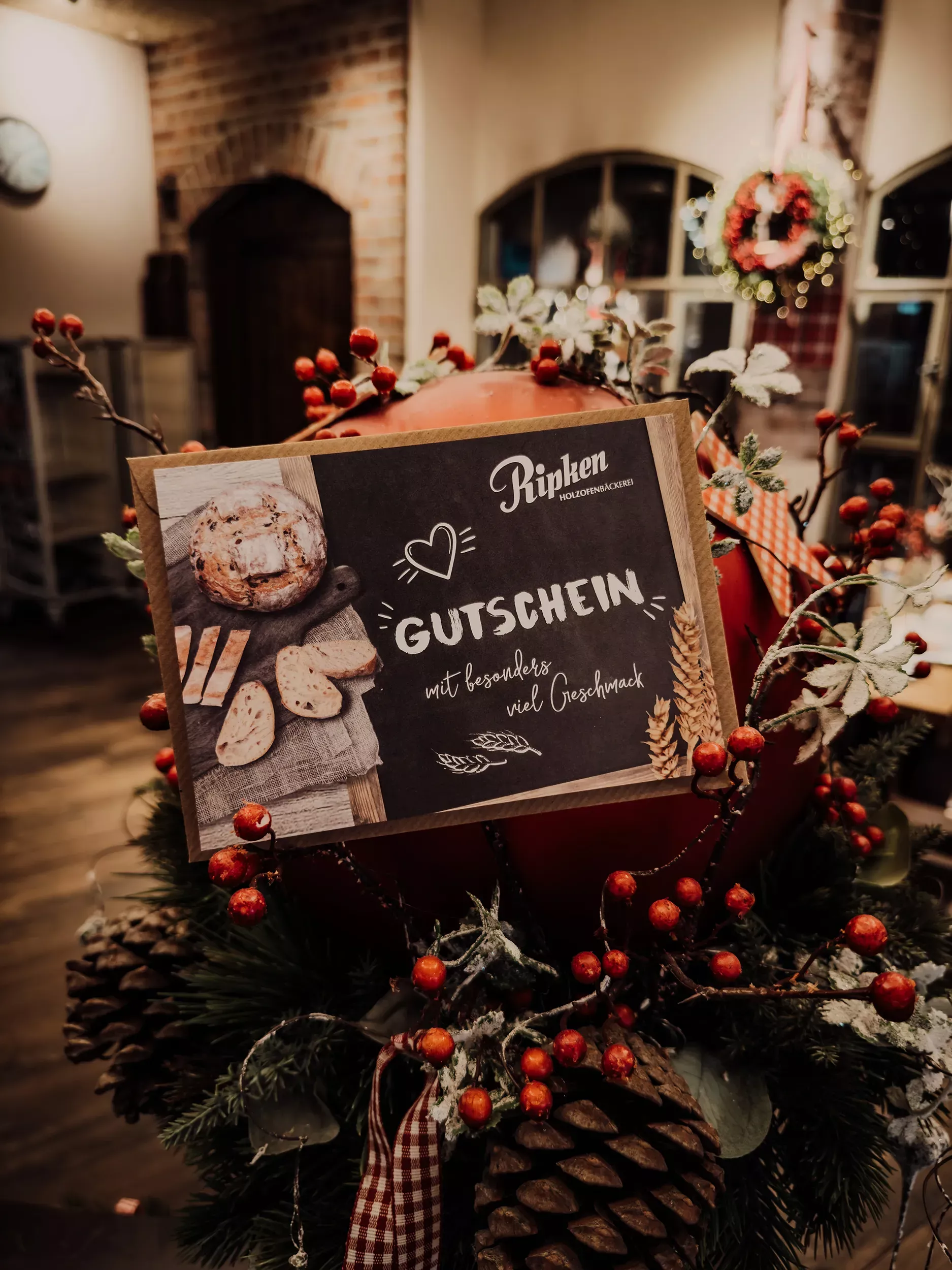 Ein Gutschein der Holzofenbäckerei Ripken ist auf einen Tisch dekoriert.