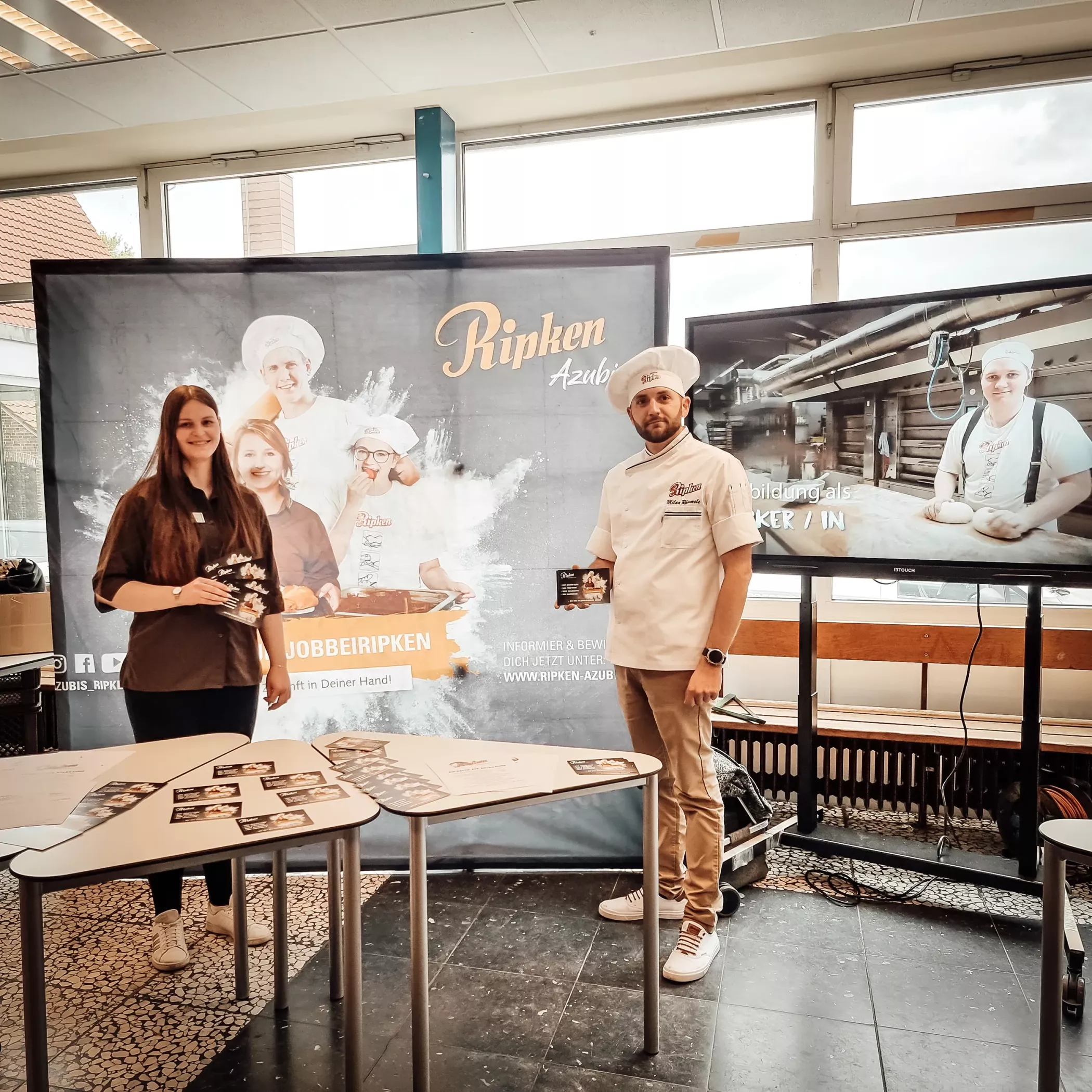 Mitarbeiter:innen der Holzofenbäckerei Ripken vertreten das Unternehmen auf einer Messe.